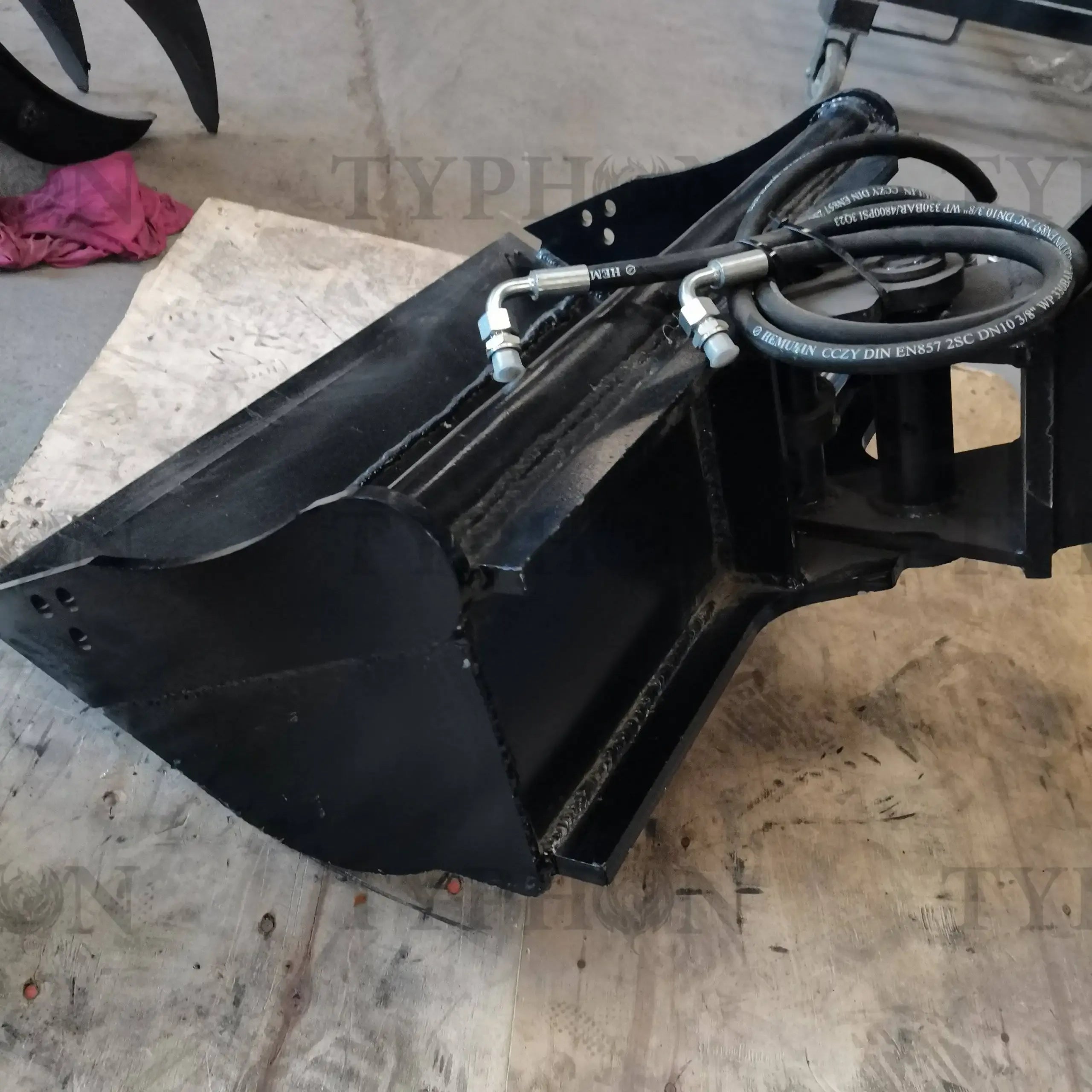 2.5 Ton Excavator Attachment Hydraulic Tilt Bucket 800mm Tilting Bucket 31 inch